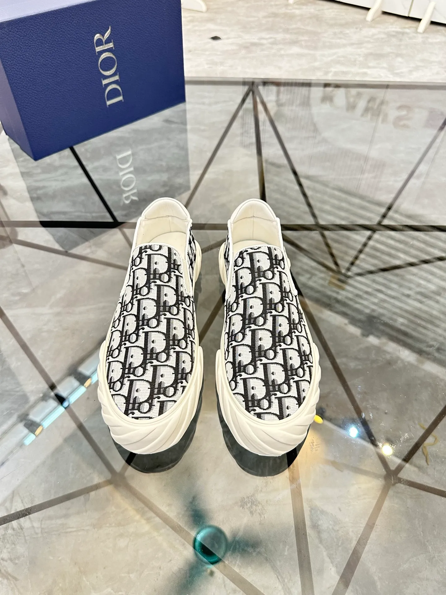Men's shoes for sale 💰: 💰P380¥ Product trademark: Dior* "Dior*" slip-on shoes Regular size: 38-44 (can be customized to 45) Product materials: upper imported cowhide stitched with original fabric, sheepskin lining, original outsole. No.:6735